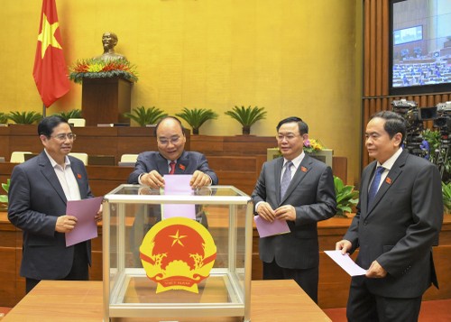 L’Assemblée nationale relève de leurs fonctions la vice-présidente de la République et certains membres de son comité permanent - ảnh 1