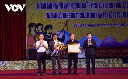 Le “chant de Sli des Nùng" de la province de Bac Kan est reconnu comme patrimoine immatériel national - ảnh 1