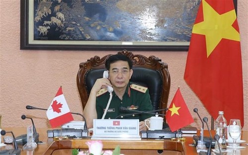 Conversation téléphonique entre les ministres vietnamien et canadien de la Défense - ảnh 1