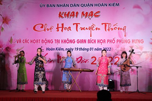 Hanoi: Ouverture du marché de fleurs de Hàng Luoc et les activités à l’espace de fresques rue Phùng Hung - ảnh 1