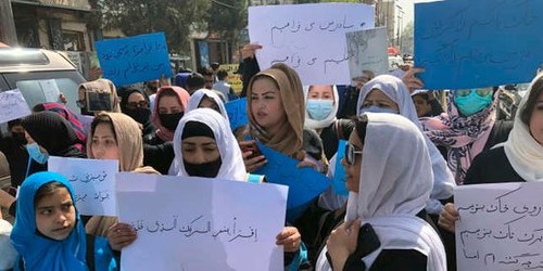 Afghanistan: les femmes interdites de prendre l’avion sans accompagnateur masculin - ảnh 1