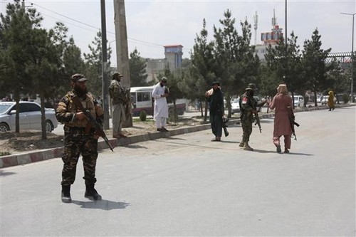 L'État islamique revendique l'attentat contre la mosquée sunnite de Kaboul - ảnh 1