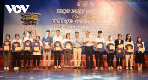 Le club “Pour Hoang Sa - Truong Sa bien-aimés” accorde des bourses d’études à des étudiants démunis - ảnh 1
