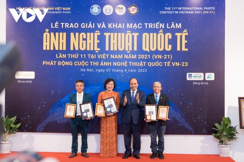 Nguyên Xuân Phuc à la remise des prix du concours international de photos d'art du Vietnam 2021 - ảnh 1