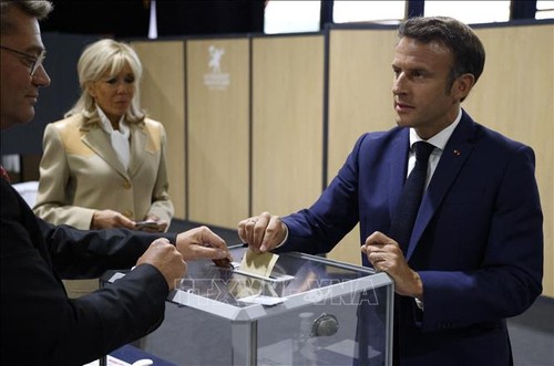 Résultats des législatives en France : la coalition macroniste Ensemble ! recueille 25,75% des voix au premier tour, devançant de justesse la Nupes - ảnh 1