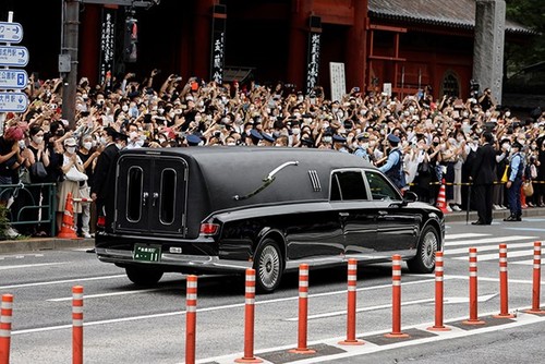 Des milliers de Japonais rendent hommage à Abe Shinzo le jour de ses funérailles - ảnh 1
