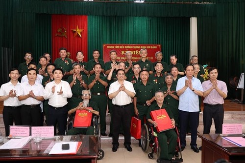 Pham Minh Chinh au chevet des blessés de guerre de Kim Bang - ảnh 1