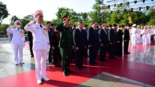 27 juillet: Les dirigeants vietnamiens rendent hommage à Hô Chi Minh - ảnh 1