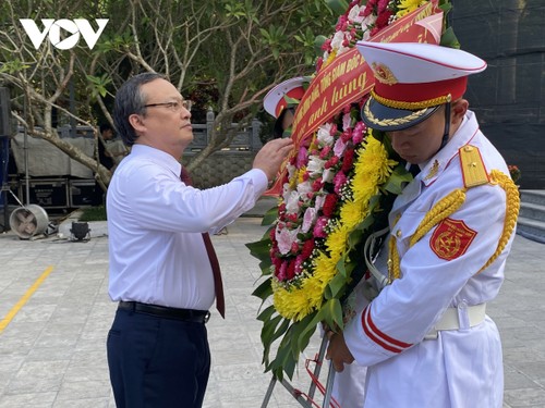 Le président de la Voix du Vietnam visite le cimetière national des héros morts pour la Patrie de Vi Xuyên - ảnh 1