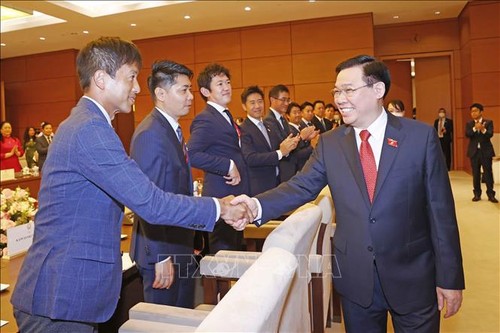 Vuong Dinh Huê reçoit de jeunes parlementaires du PLD japonais - ảnh 1
