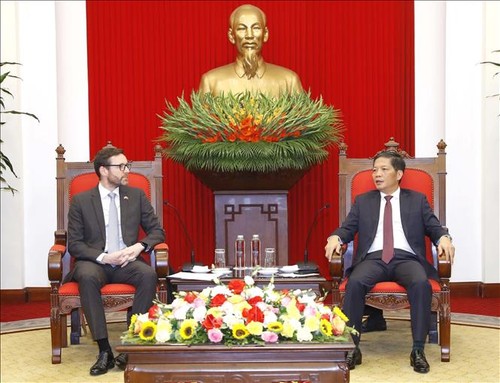 L’ambassadeur du Royaume-Uni au Vietnam reçu par le chef de la Commission économique centrale - ảnh 1