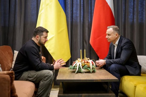 Le président ukrainien Zelensky en visite officielle en Pologne - ảnh 1