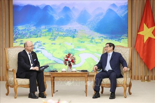 L’ambassadeur suisse au Vietnam reçu par Pham Minh Chinh - ảnh 1