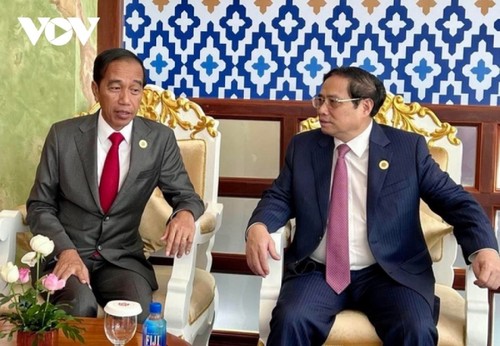 Départ de Pham Minh Chinh pour le 42e sommet de l'ASEAN en Indonésie - ảnh 1