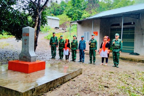 La borne frontière insolite de Hùng Pèng: Un trésor national au cœur d'une cour de maison Dao - ảnh 1