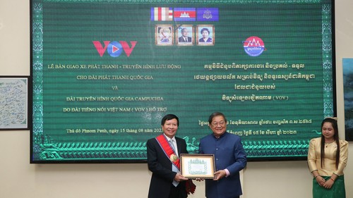 Le Vietnam fait don de deux cars-régies au ministère cambodgien de l’Information et de la Communication - ảnh 1