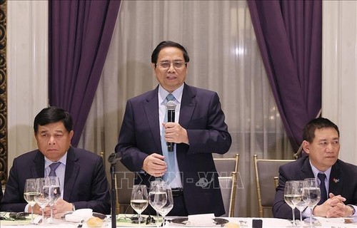 Pham Minh Chinh à une table ronde-dîner de travail avec les fonds d’investissement étrangers - ảnh 1