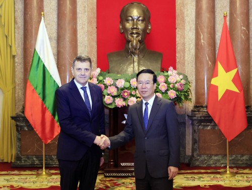 Vo Van Thuong reçoit les nouveaux ambassadeurs de Bulgarie, de l’UE, de France et du Kazakhstan - ảnh 1