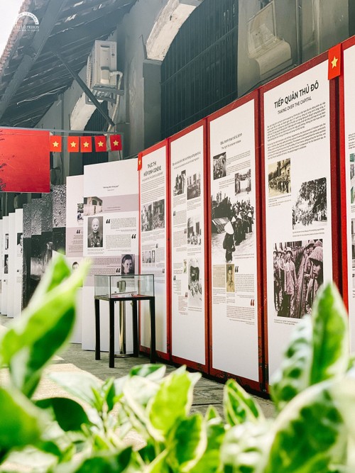 69e anniversaire de la libération de Hanoï:  exposition «Sông Hông, un fleuve houleux» - ảnh 1