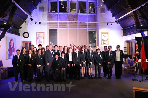 Un concert d’amitié entre élèves vietnamiens et britanniques - ảnh 1