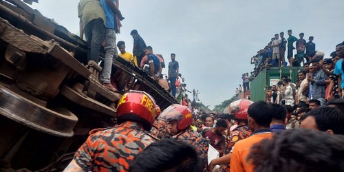 Bangladesh: au moins 15 morts et une centaine de blessés dans une collision ferroviaire - ảnh 1