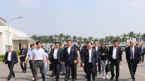 Le président mongol visite le parc industriel de Luong Son - ảnh 1