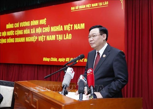 Vuong Dinh Huê rencontre la communauté des entreprises vietnamiennes au Laos - ảnh 1