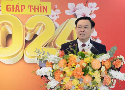 Vuong Dinh Huê rencontre le personnel de la Banque des coopératives du Vietnam - ảnh 1