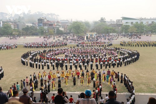 Diên Biên: Plus de 2.000 personnes participent à une danse xoè - ảnh 1