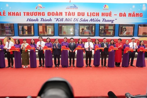 Inauguration d’une paire de trains touristiques reliant les sites patrimoniaux du Centre du Vietnam - ảnh 1