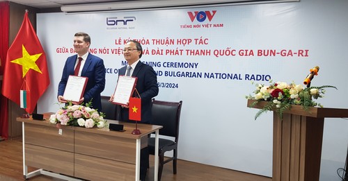 Signature d’une convention de coopération entre la Voix du Vietnam et la Radio nationale bulgare - ảnh 2