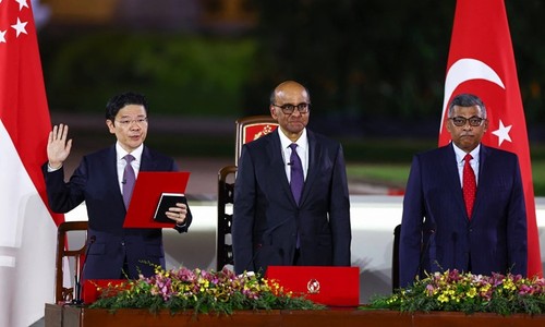 Singapour: le nouveau Premier ministre Lawrence Wong prête serment - ảnh 1