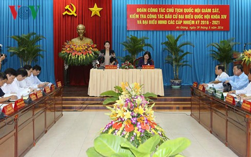 ประธานรัฐสภาเหงียนถิกิมเงินลงพื้นที่ตรวจสอบการเตรียมจัดการเลือกตั้งในจังหวัดอานยาง - ảnh 1