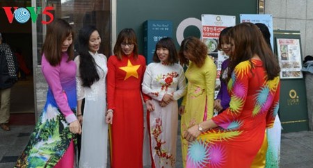  “อ๊าวหย่าย” -ชุดเสื้อยาวประจำชาติของเวียดนามในประเทศสาธารณรัฐเกาหลี - ảnh 1