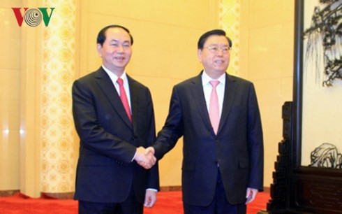 ประธานประเทศเจิ่นด่ายกวางพบปะกับบรรดาผู้นำจีน - ảnh 1