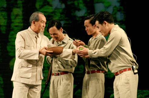 ภาพลักษ์ที่เป็นกันเองของประธานโฮจิมินห์ในบทละคร “ร่องรอย” - ảnh 1