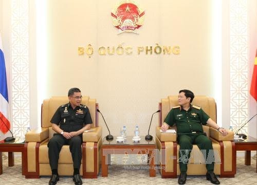 รัฐมนตรีกลาโหมเวียดนามให้การต้อนรับปลัดกระทรวงกลาโหมไทย - ảnh 1