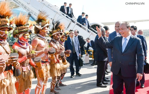 นายกรัฐมนตรีเหงียนซวนฟุ๊กเดินทางถึงประเทศปาปัวนิวกินีเพื่อเข้าร่วมการประชุมเอเปก 26 - ảnh 1