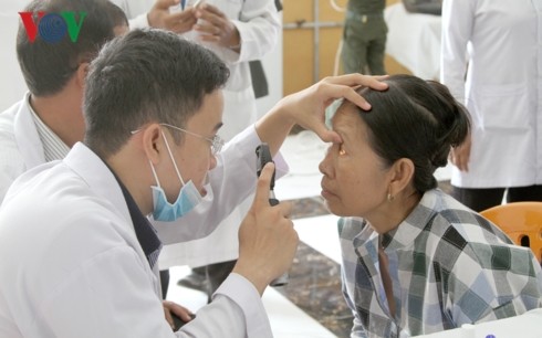 แพทย์เวียดนามนำแสงสว่างมาให้แก่ผู้ป่วยโรคตาที่ยากจนในประเทศกัมพูชา - ảnh 2