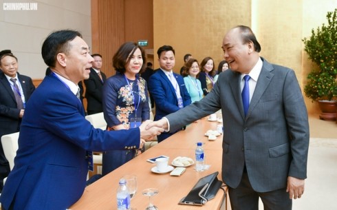 นายกรัฐมนตรี เหงียนซวนฟุ๊ก พบปะกับชาวเวียดนามโพ้นทะเลที่เข้าร่วมรายการ “วสันต์ฤดูในบ้านเกิด” ปี 2019 - ảnh 1