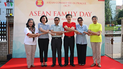 เวียดนามจัดวันครอบครัวอาเซียน 2019 ณ กรุงปราก ประเทศสาธารณรัฐเช็ก - ảnh 1