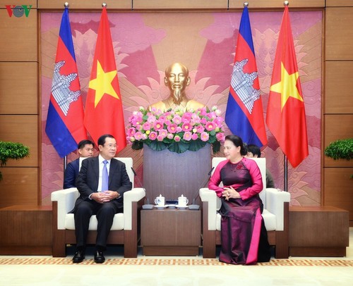 ประธานสภาแห่งชาติเวียดนาม เหงียนถิกิมเงินพบปะกับนายกรัฐมนตรีกัมพูชา - ảnh 1