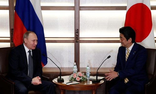 ผู้นำญี่ปุ่นและรัสเซียพูดคุยทางโทรศัพท์เกี่ยวกับปัญหาทวิภาคี  - ảnh 1