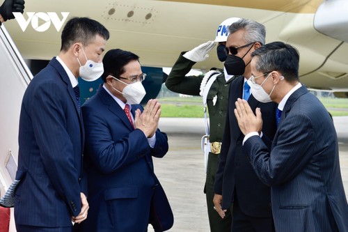 นายกรัฐมนตรี ฝ่ามมิงห์ชิ้ง เดินทางถึงกรุงจาการ์ตา ประเทศอินโดนีเซีย เริ่มเข้าร่วมการประชุมผู้นำอาเซียน - ảnh 1