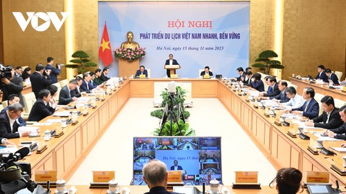 นายกรัฐมนตรี ฝ่ามมิงชิ้ง เป็นประธานในการประชุมทางไกลทั่วประเทศเกี่ยวกับการพัฒนาการท่องเที่ยวอย่างรวดเร็วและยั่งยืน - ảnh 1
