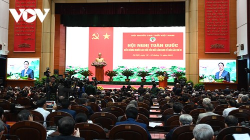 นายกรัฐมนตรี ฝ่ามมิงชิ้ง เข้าร่วมการประชุมยกย่องสดุดีผู้สูงอายุทำธุรกิจเก่งในทั่วประเทศครั้งที่ 4 ระยะปี 2018-2023 - ảnh 1