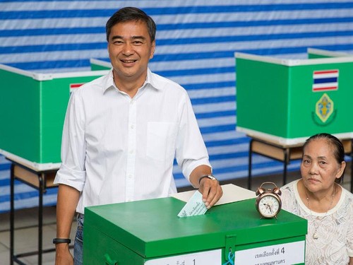 Former Thai PM resigns as head of Democrats after election loss - ảnh 1