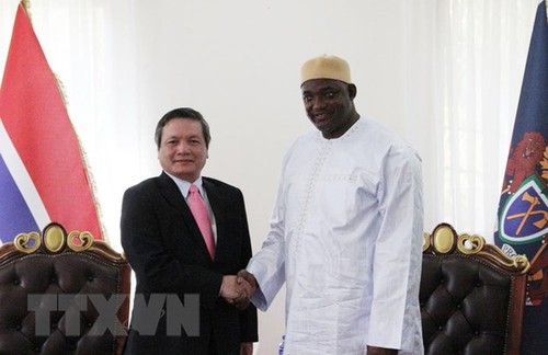 Vietnamese Ambassador presents credentials to Gambian President - ảnh 1