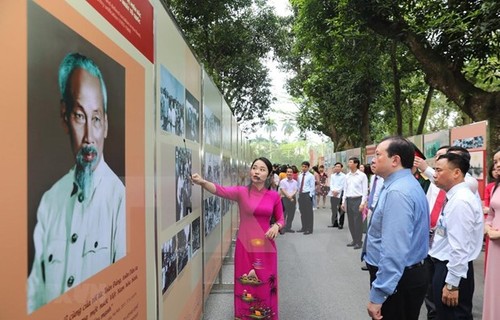 Celebrations of 130th birthday of President Ho Chi Minh   - ảnh 1