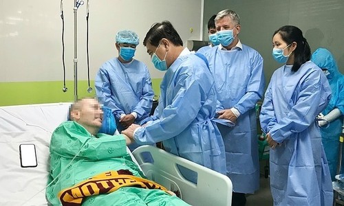 British man discharged from Vietnam hospital after 115 days of COVID-19 treatment - ảnh 1